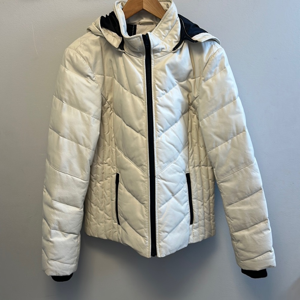 Beautiful Women’s Cream coloured Danier Leather Jacket-Size Small